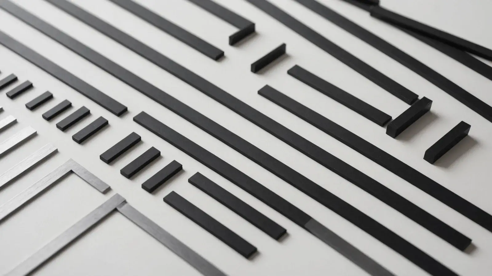 Composition abstraite de profilés noirs et métalliques alignés sur un fond blanc