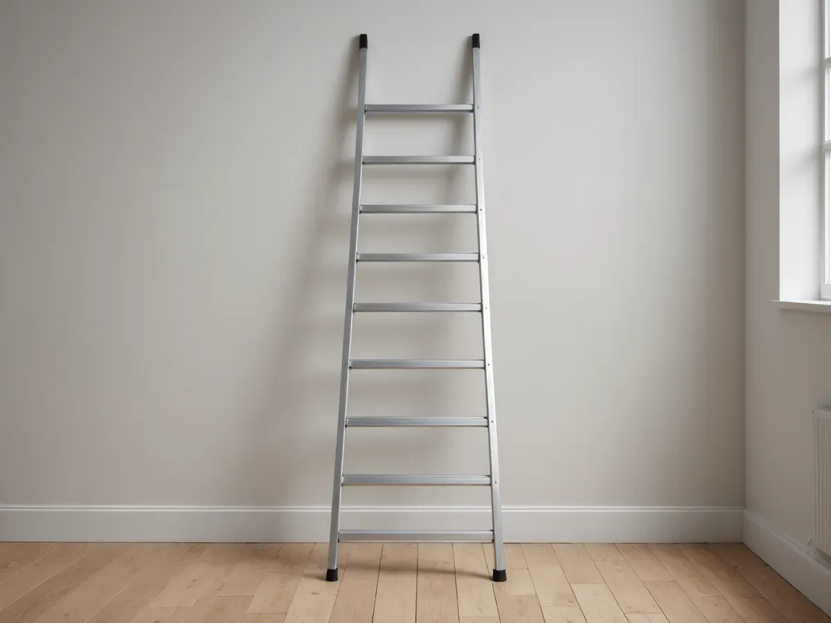 Illustration générée par IA d'une échelle télescopique en aluminium appuyée contre le mur d'un couloir clair : ne représente pas le modèle exact
