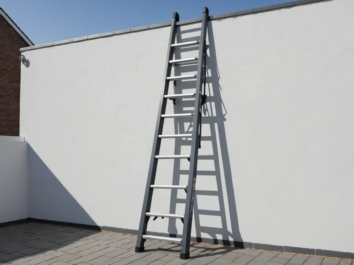 Illustration générée par IA d'une échelle télescopique anthracite déployée, appuyée contre un mur blanc : ne représente pas le modèle exact